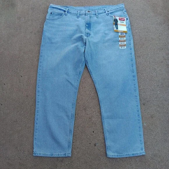 Wrangler Men's Relaxed Fit Jeans with Flex Blue Light Wash Size 44W x 30L - Picture 12 of 16